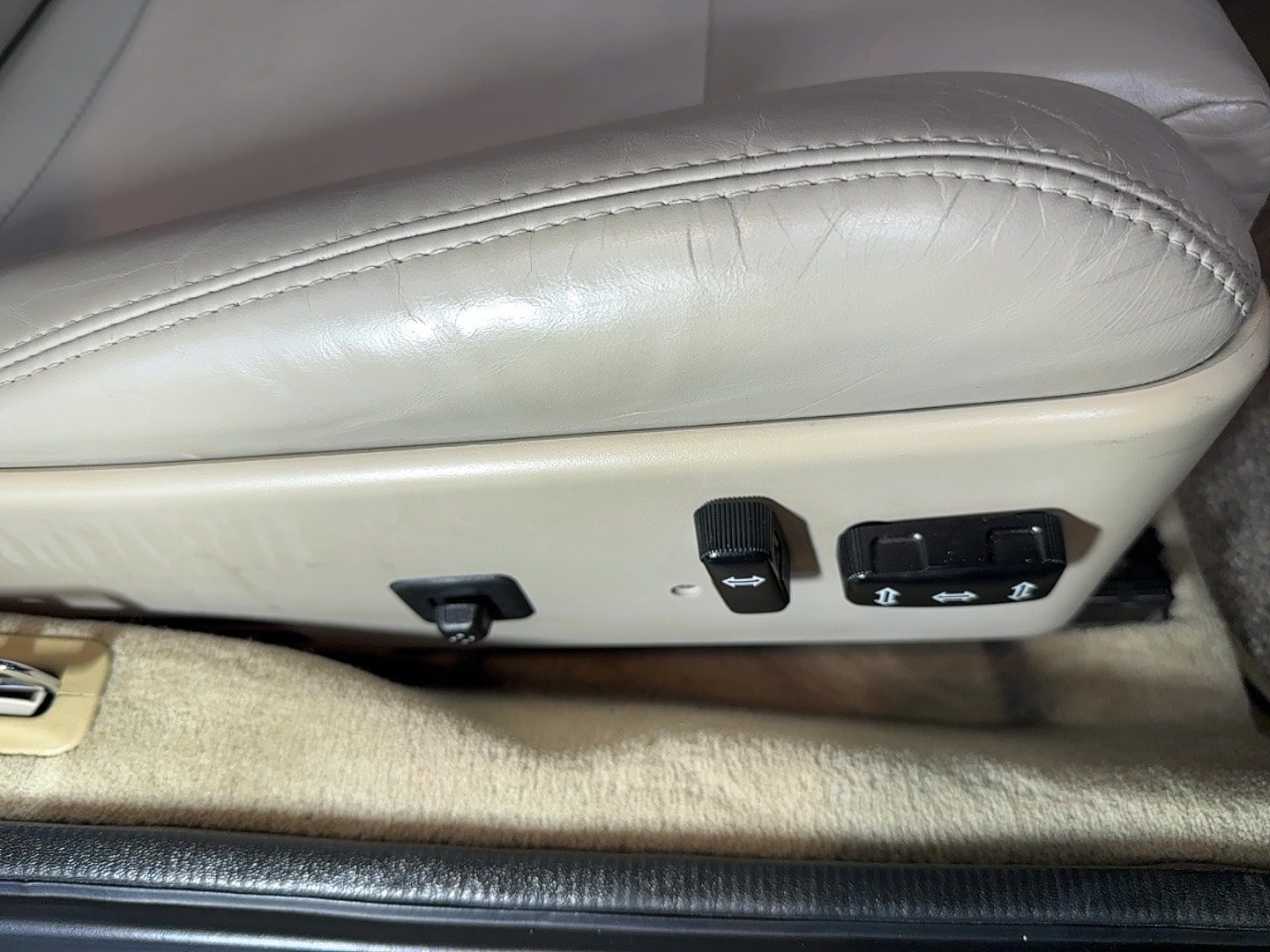 Used 1993 Cadillac Allante FWD image 66
