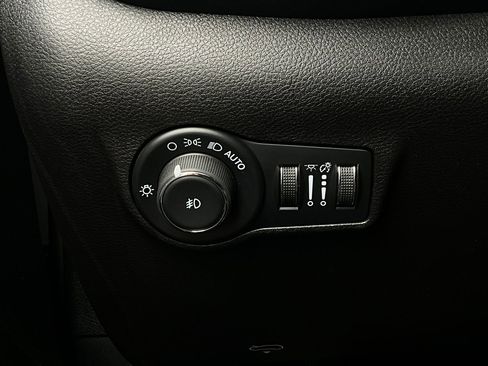 Used 2025 Jeep Compass Latitude image 21