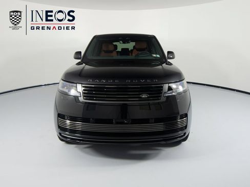 Used 2025 Land Rover Range Rover SV AWD/4WD image 2