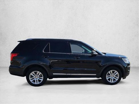 Used 2018 Ford Explorer XLT AWD/4WD image 4