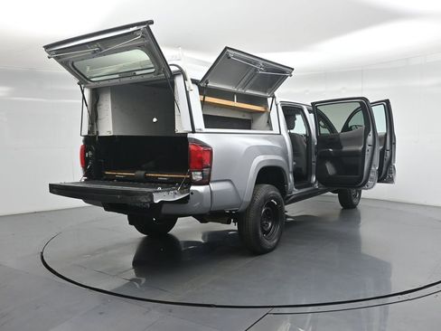 Used 2020 Toyota Tacoma SR5 AWD/4WD image 5