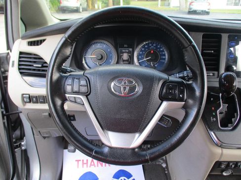 Used 2015 Toyota Sienna XLE Premium image 12