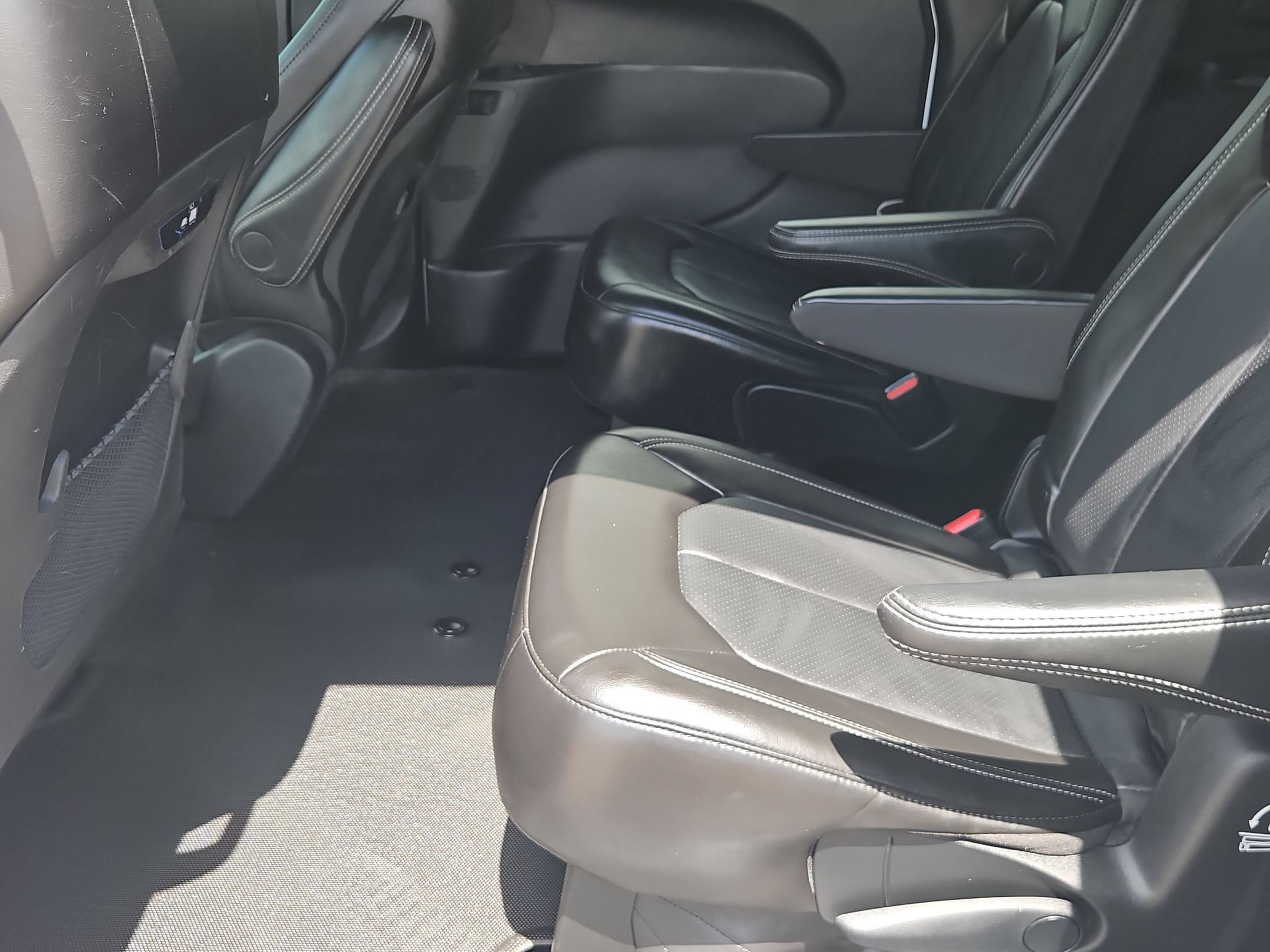 Used 2023 Chrysler Pacifica Touring-L w/ S Appearance Package AWD/4WD image 23