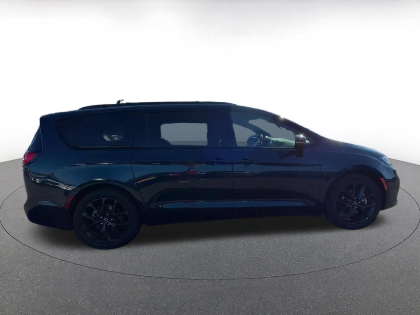 Used 2025 Chrysler Pacifica Limited FWD image 15