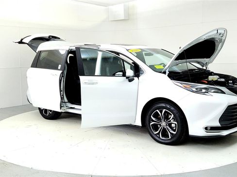 Used 2026 Toyota Sienna Platinum image 12