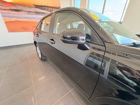 Used 2025 Honda HR-V LX image 9
