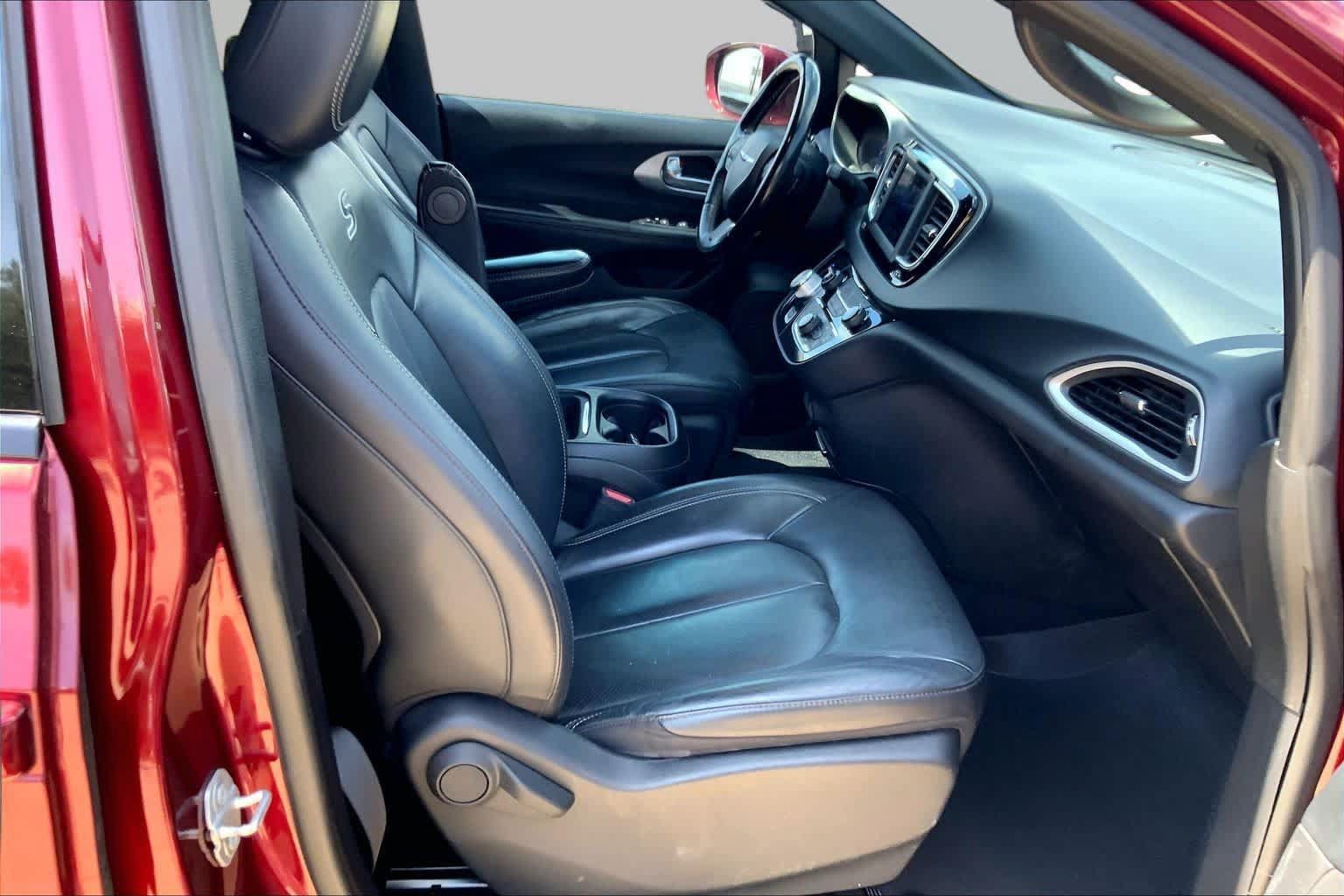 Used 2020 Chrysler Pacifica Touring-L w/ S Appearance Package FWD image 9