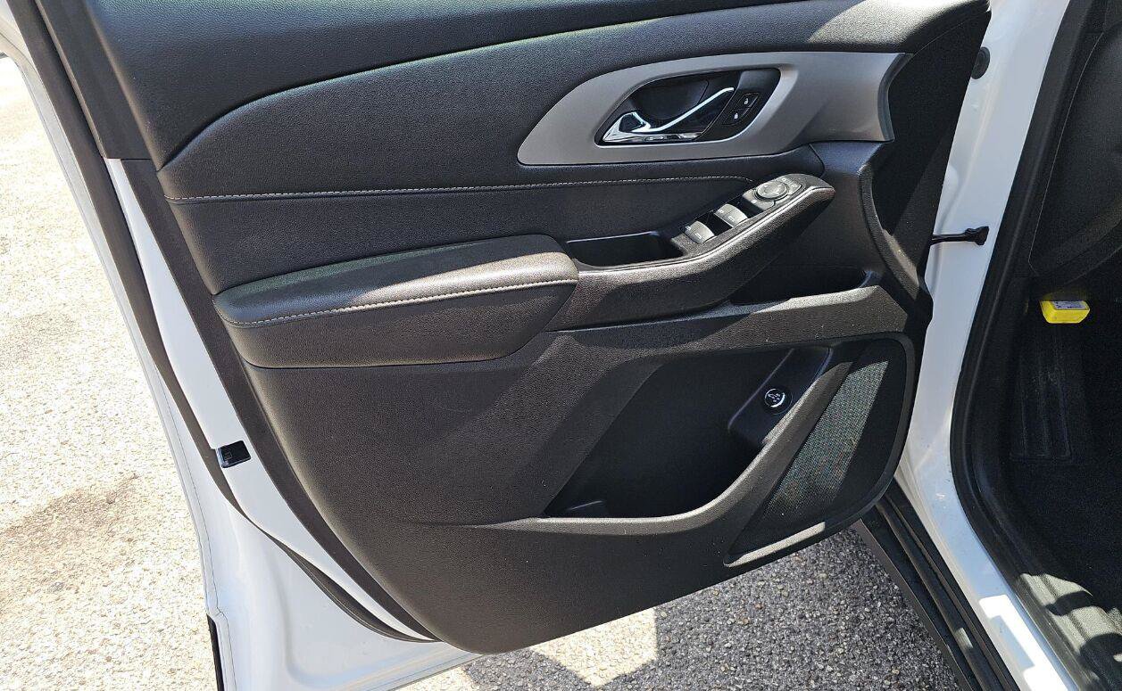 Used 2023 Chevrolet Traverse LT FWD image 14