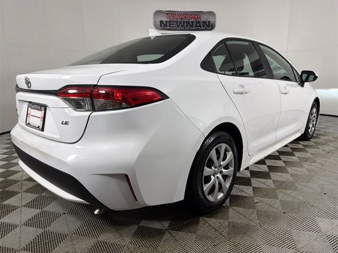 Used 2022 Toyota Corolla LE image 3