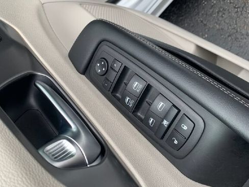 Used 2023 Chrysler Pacifica Touring-L FWD image 9