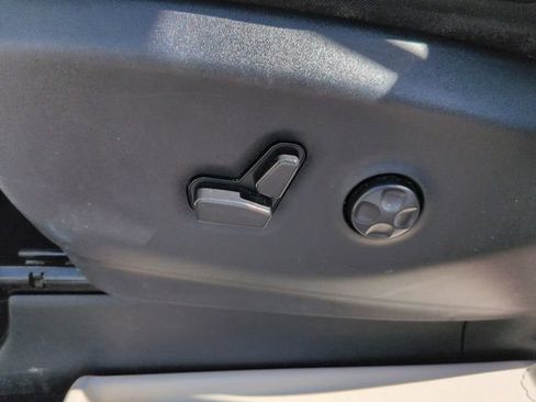 Used 2024 Chrysler Pacifica Limited FWD image 19
