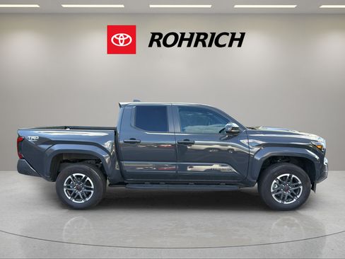Used 2024 Toyota Tacoma TRD Sport AWD/4WD image 5