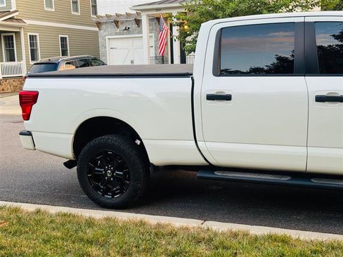 Used 2019 Nissan Titan SV w/ SV Convenience Package image 4