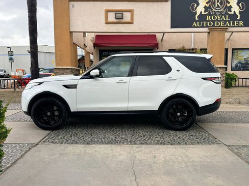 Used 2018 Land Rover Discovery SE image 8