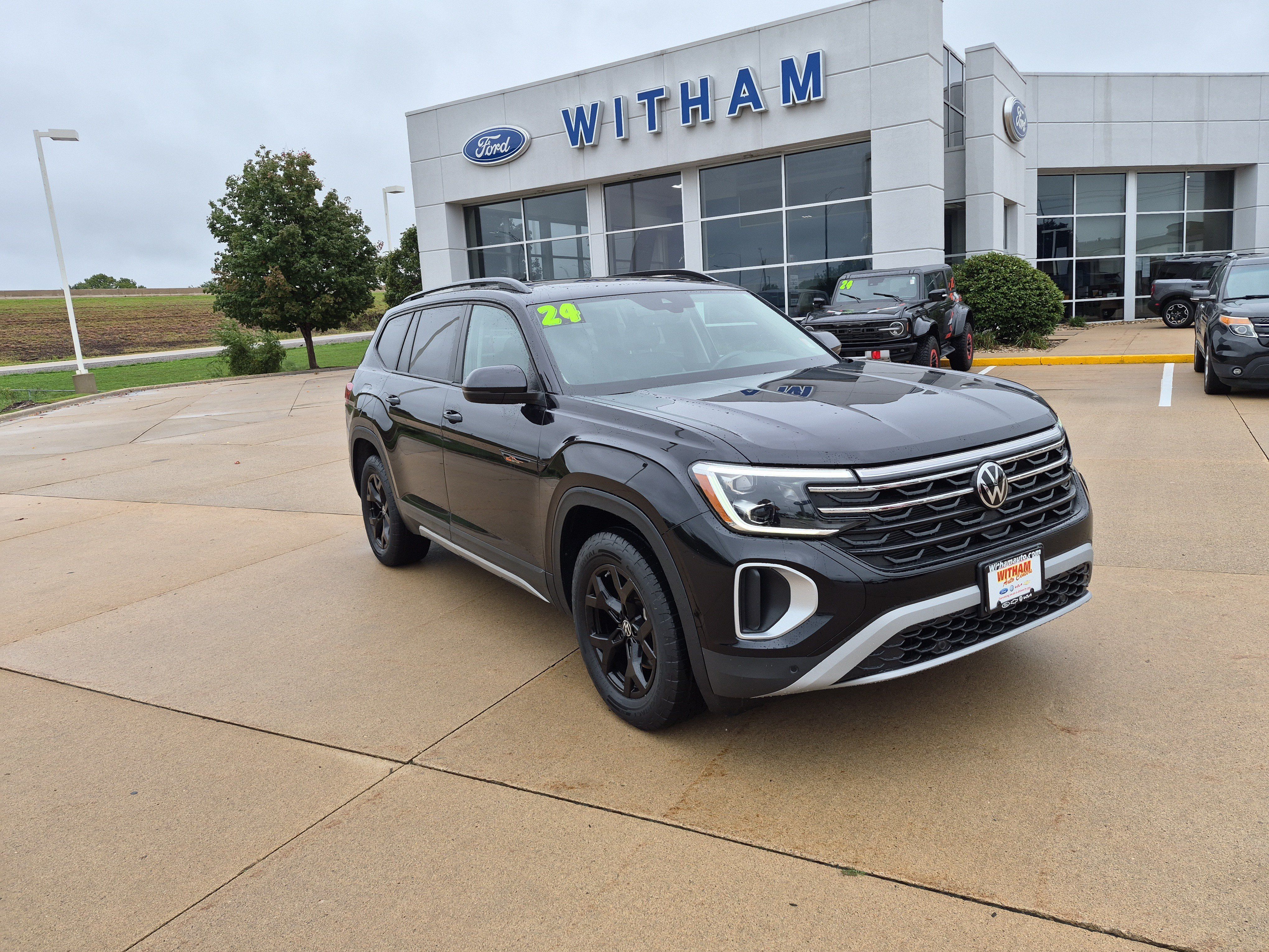 Used 2024 Volkswagen Atlas Peak Edition SE AWD/4WD image 2