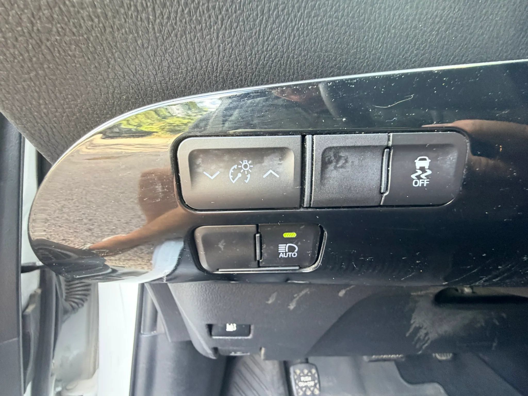Used 2022 Toyota Prius L Eco FWD image 18