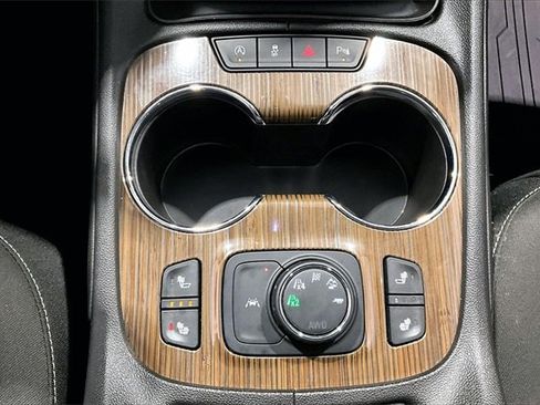 Used 2023 GMC Acadia SLE image 16