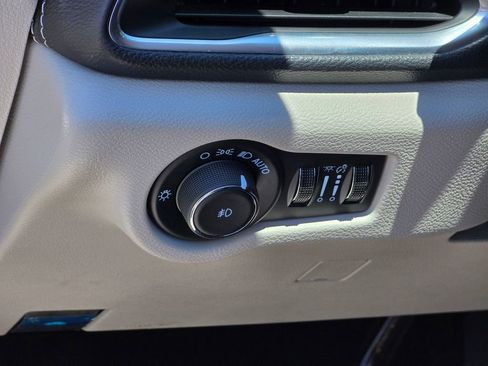 Used 2024 Chrysler Pacifica Limited FWD image 37