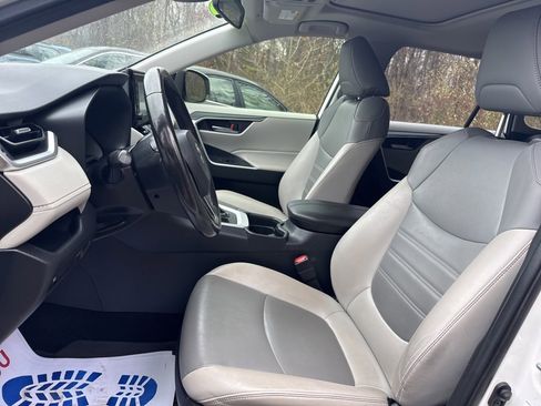 Used 2019 Toyota RAV4 XLE Premium image 14