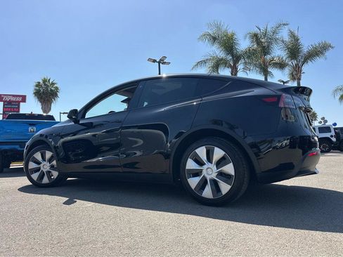 Used 2022 Tesla Model Y Long Range AWD/4WD image 3