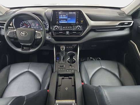 Used 2020 Toyota Highlander XLE AWD/4WD image 12