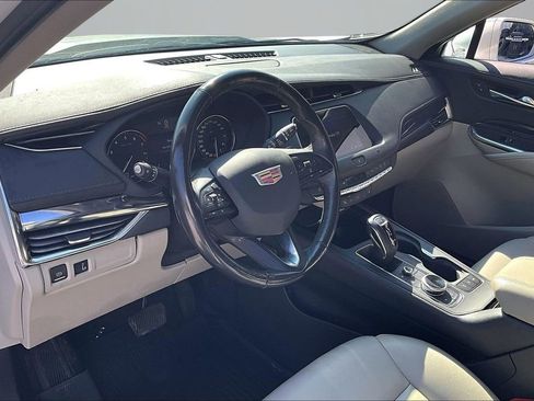 Used 2019 Cadillac XT4 Luxury w/ Trailering Package FWD image 17