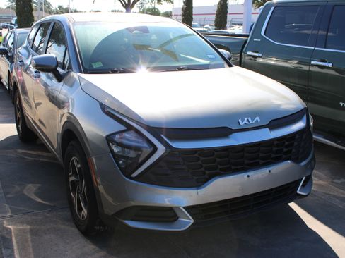 Used 2023 Kia Sportage LX AWD/4WD image 2