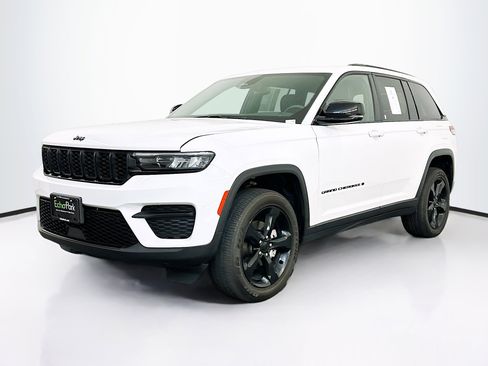 Used 2023 Jeep Grand Cherokee Altitude image 3