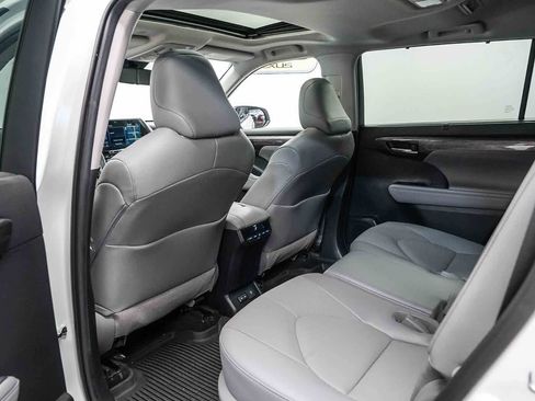 Used 2022 Toyota Highlander Limited AWD/4WD image 19