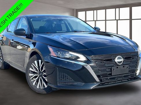 Used 2025 Nissan Altima 2.5 SV FWD image 3