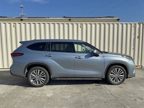 Used 2020 Toyota Highlander Platinum FWD image 2