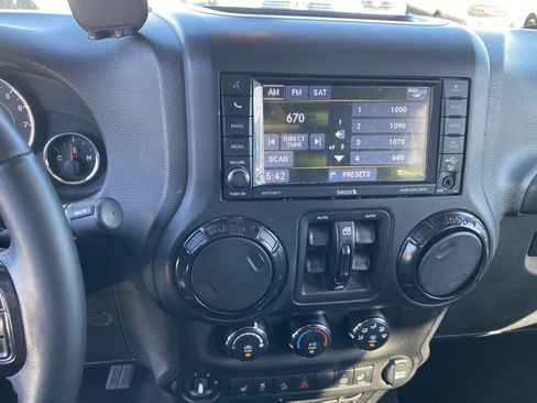 Used 2017 Jeep Wrangler Unlimited Sahara AWD/4WD image 15