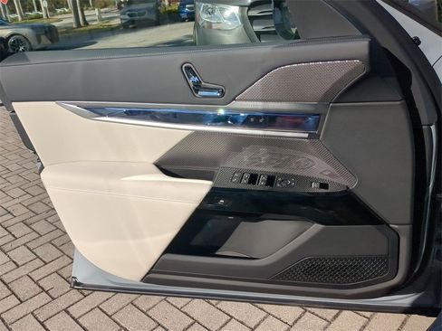 New 2026 BMW 760i xDrive w/ Premium Package image 31