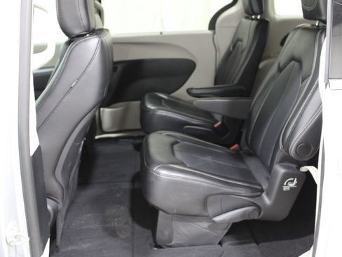 Used 2024 Chrysler Pacifica Touring-L image 21