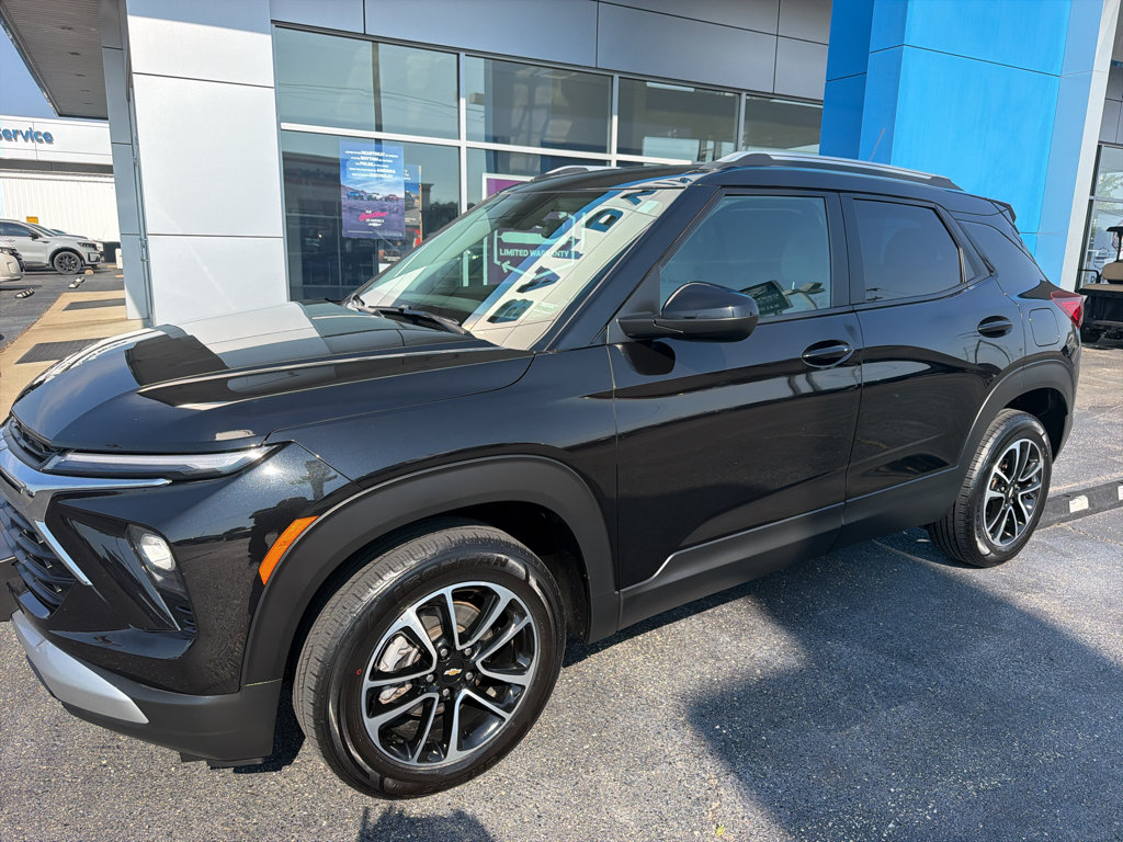 Used 2025 Chevrolet TrailBlazer LT AWD/4WD image 2