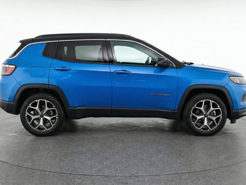 Used 2025 Jeep Compass Limited image 11