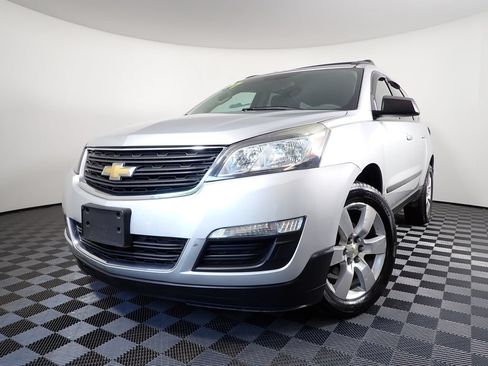Used 2017 Chevrolet Traverse LS FWD image 2