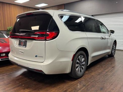 Used 2021 Chrysler Pacifica Limited w/ Premium & Safety Sphere Group image 3