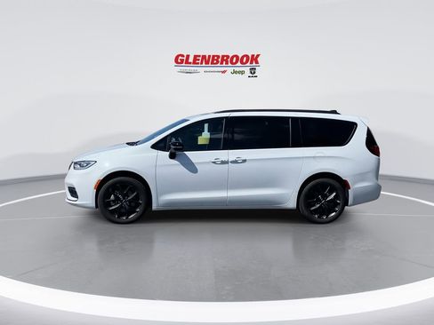 Used 2024 Chrysler Pacifica Limited w/ S Appearance Package image 6