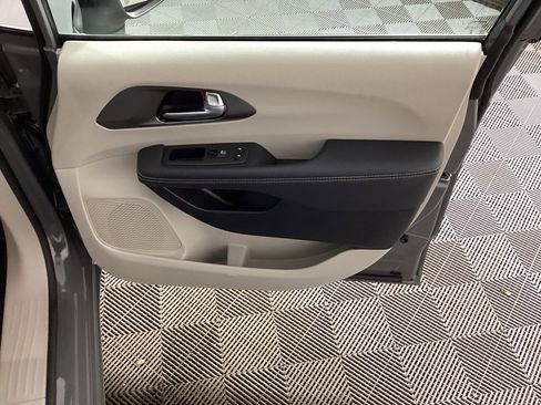 Used 2023 Chrysler Pacifica Touring-L image 9