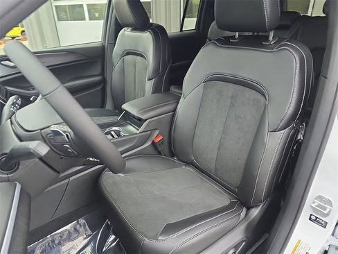 New 2025 Jeep Grand Cherokee Laredo image 16