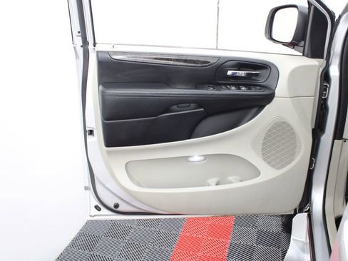 Used 2012 Dodge Grand Caravan SXT image 13