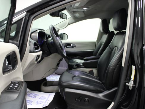 Used 2023 Chrysler Pacifica Touring-L FWD image 12