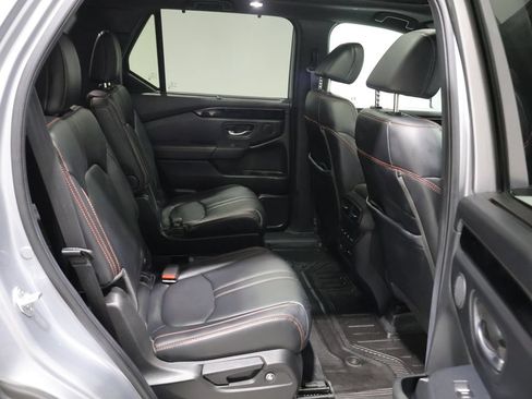 Used 2025 Honda Pilot TrailSport image 18