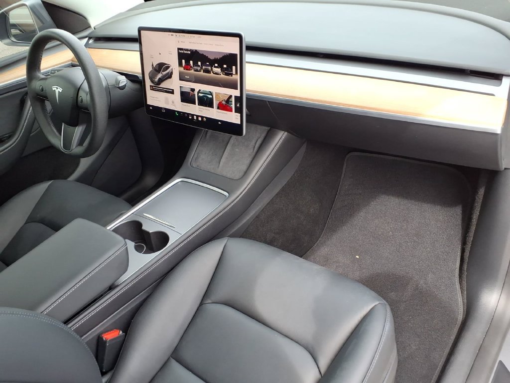 Used 2025 Tesla Model Y Long Range RWD image 11