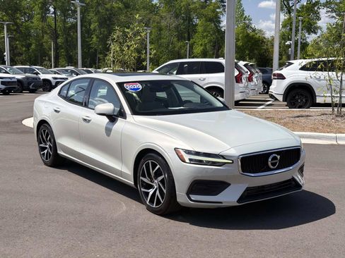 Used 2020 Volvo S60 T5 Momentum image 3