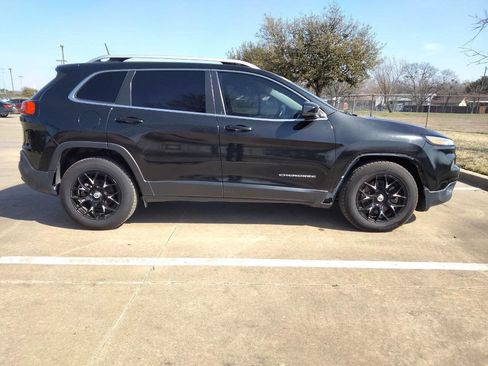 Used 2017 Jeep Cherokee Latitude w/ Safety/Convenience Group image 4