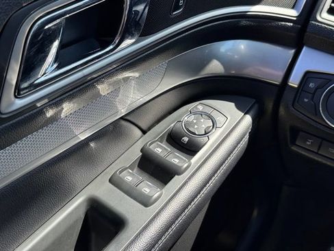 Used 2017 Ford Explorer XLT w/ Equipment Group 202A AWD/4WD image 33