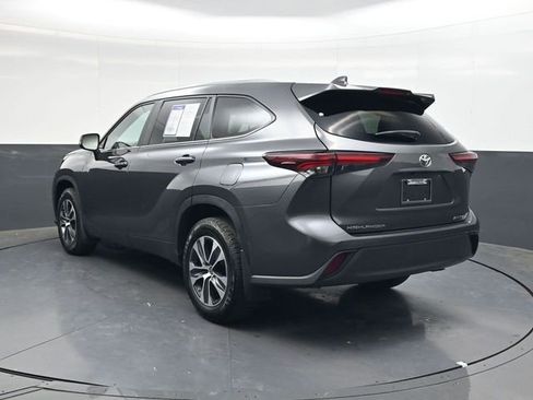 Used 2024 Toyota Highlander XLE image 6