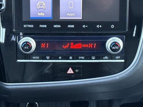 Used 2020 Mitsubishi Outlander LE AWD/4WD image 16